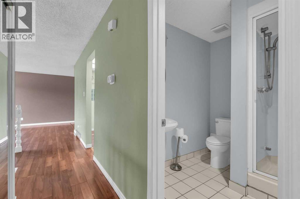 Single Family House Bi-level for Sale in  Queen Alexandra Way SE Queensland Calgary 