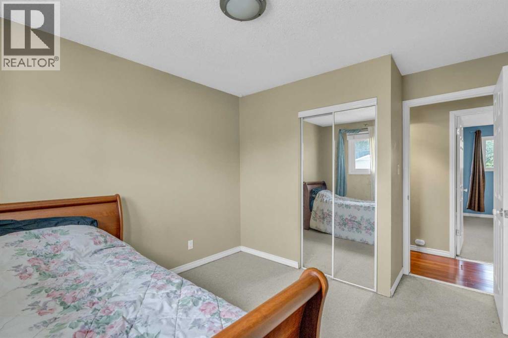 Single Family House Bi-level for Sale in  Queen Alexandra Way SE Queensland Calgary 