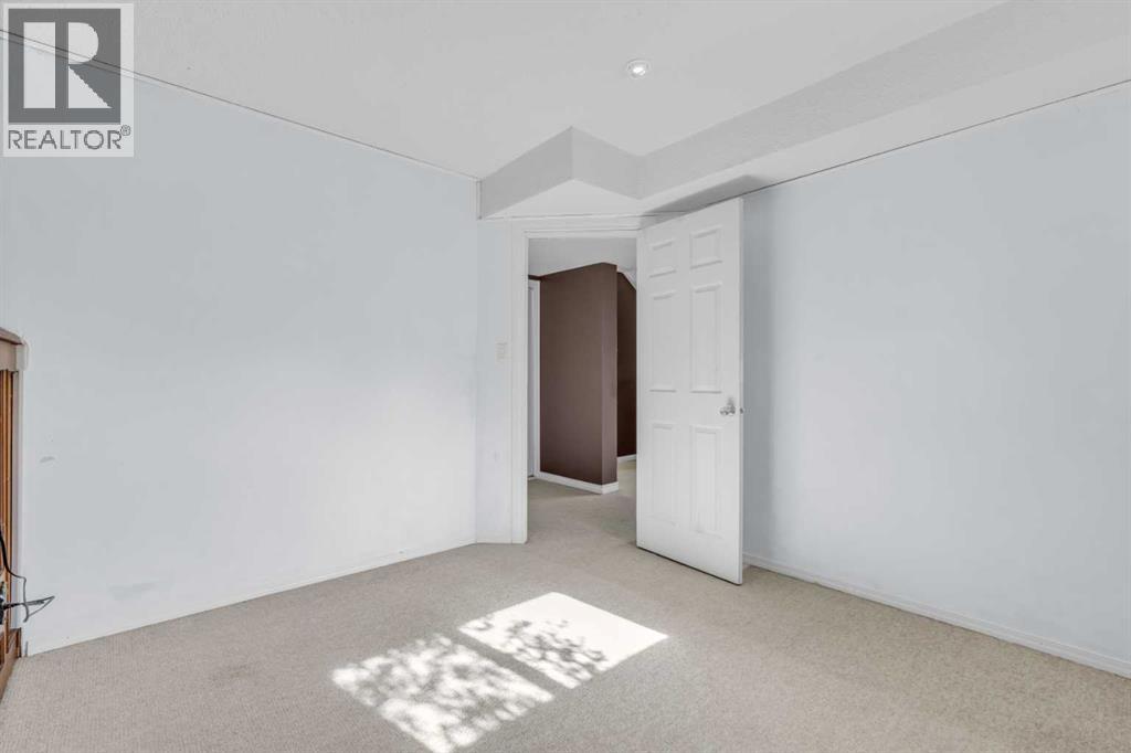 Single Family House Bi-level for Sale in  Queen Alexandra Way SE Queensland Calgary 