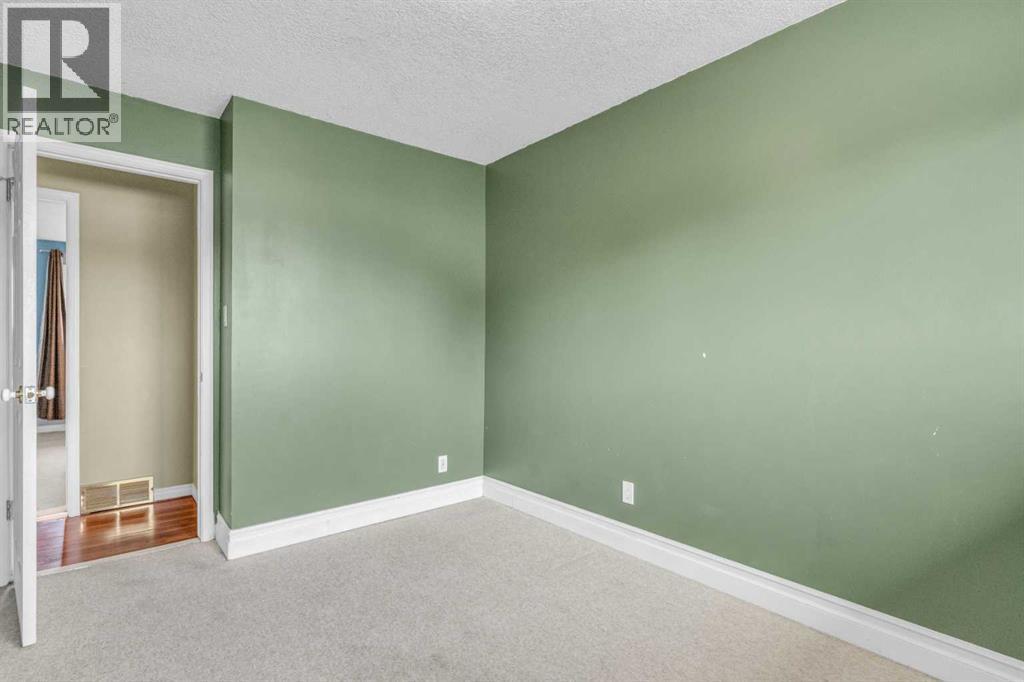 Single Family House Bi-level for Sale in  Queen Alexandra Way SE Queensland Calgary 