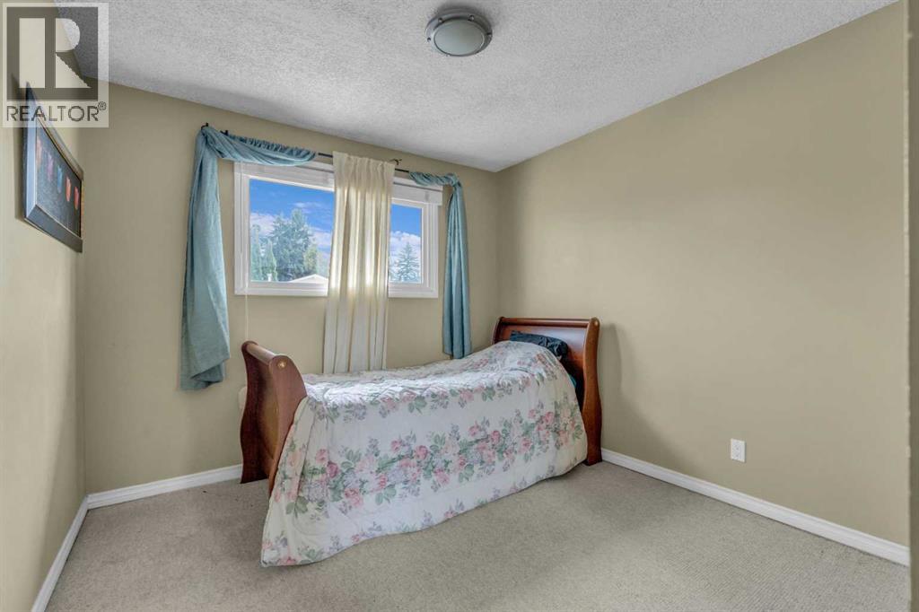 Single Family House Bi-level for Sale in  Queen Alexandra Way SE Queensland Calgary 