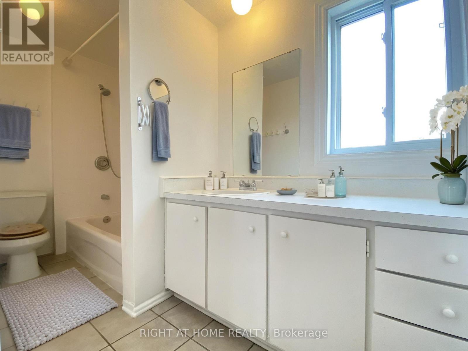 Photo 9 of 271 Ridgepark Private, Ottawa ON