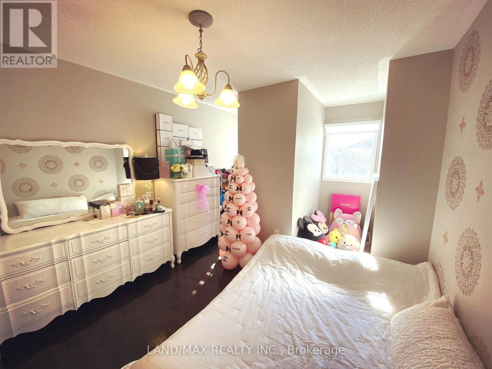 Photo 10 of 50 Charleswood Circle, Brampton ON
