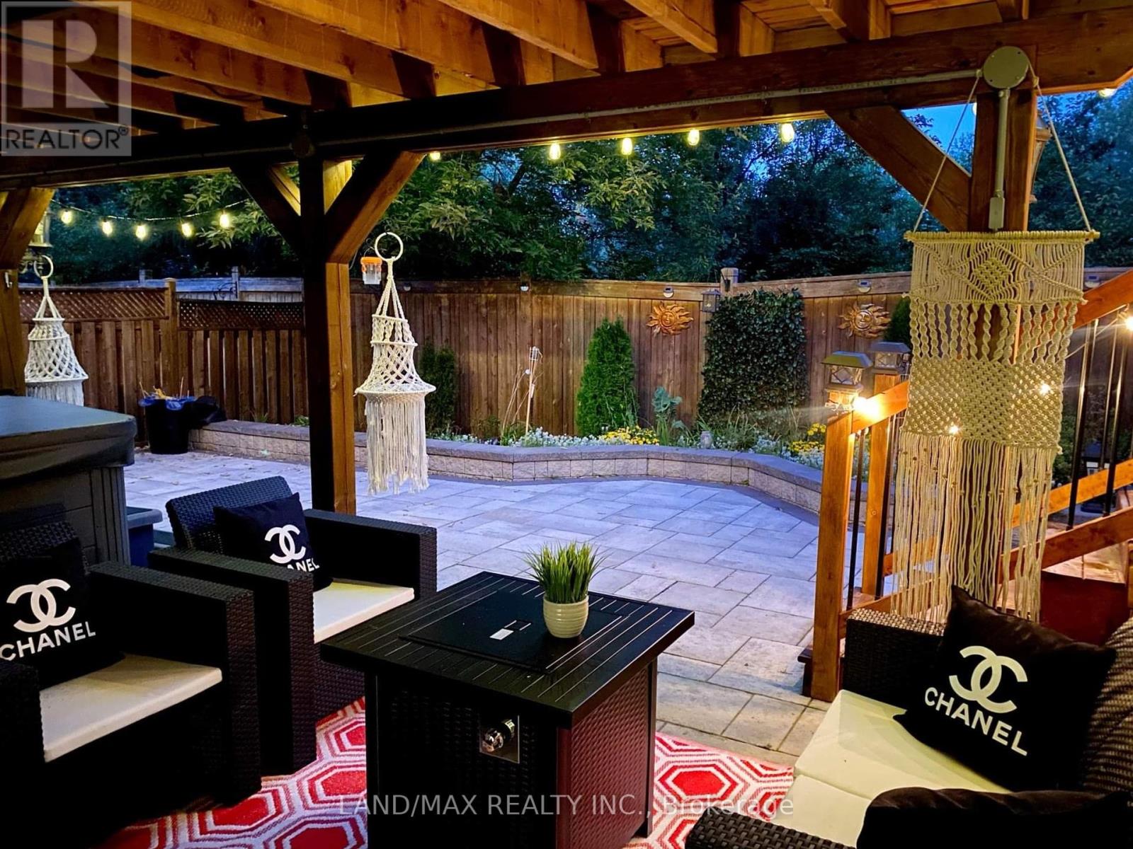 Photo 21 of 50 Charleswood Circle, Brampton ON