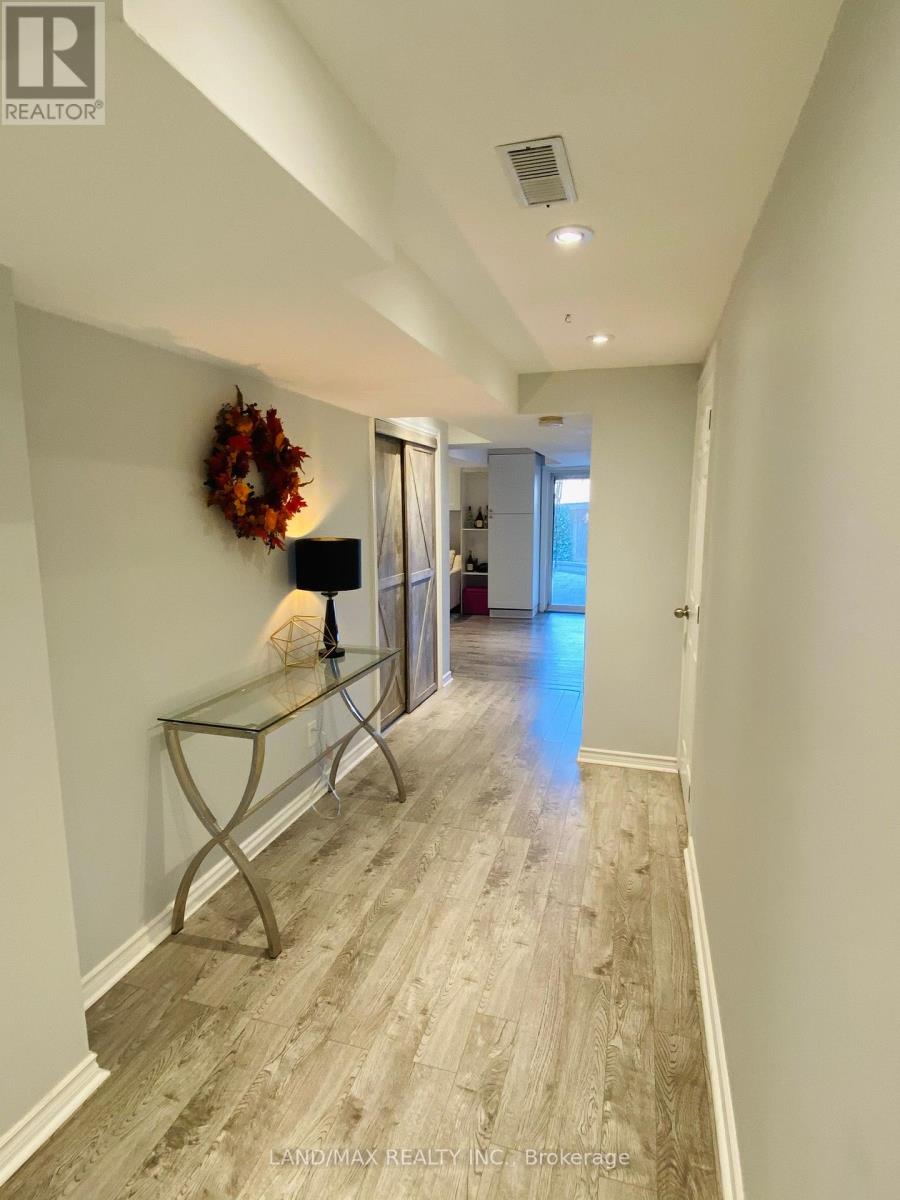 Photo 23 of 50 Charleswood Circle, Brampton ON