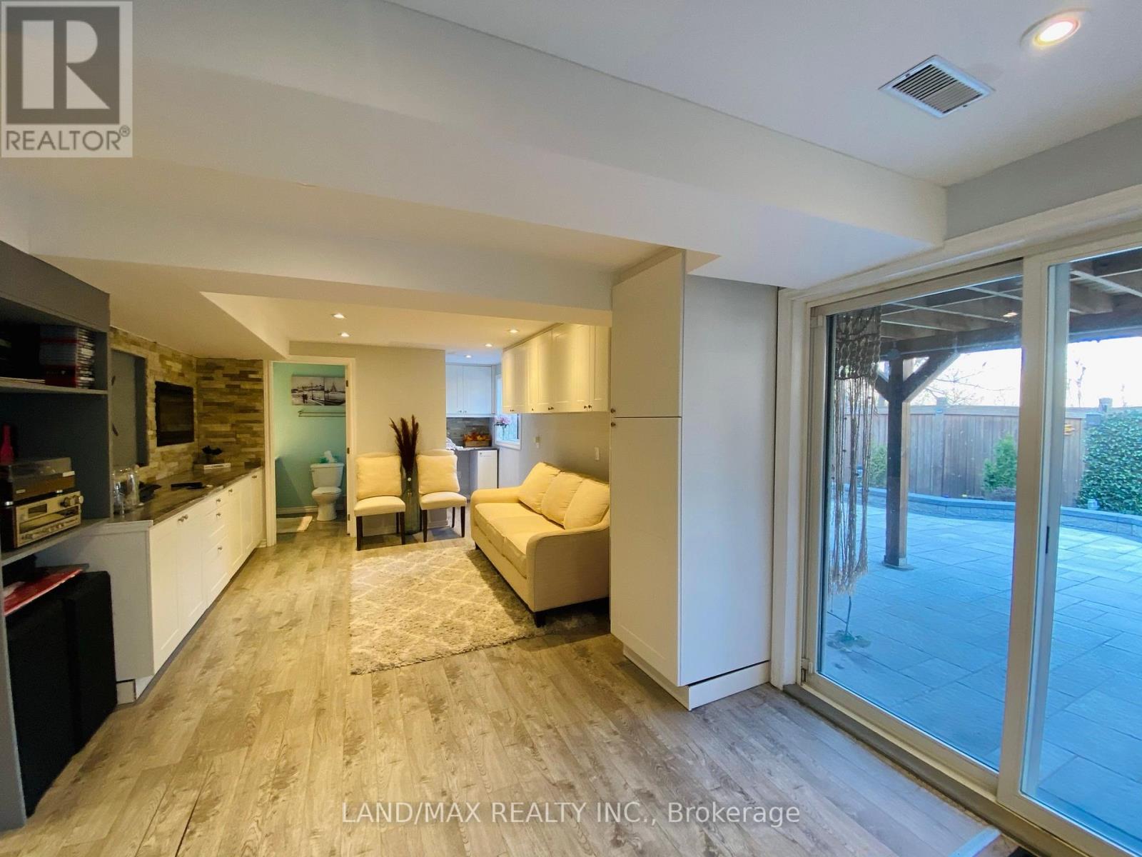 Photo 24 of 50 Charleswood Circle, Brampton ON