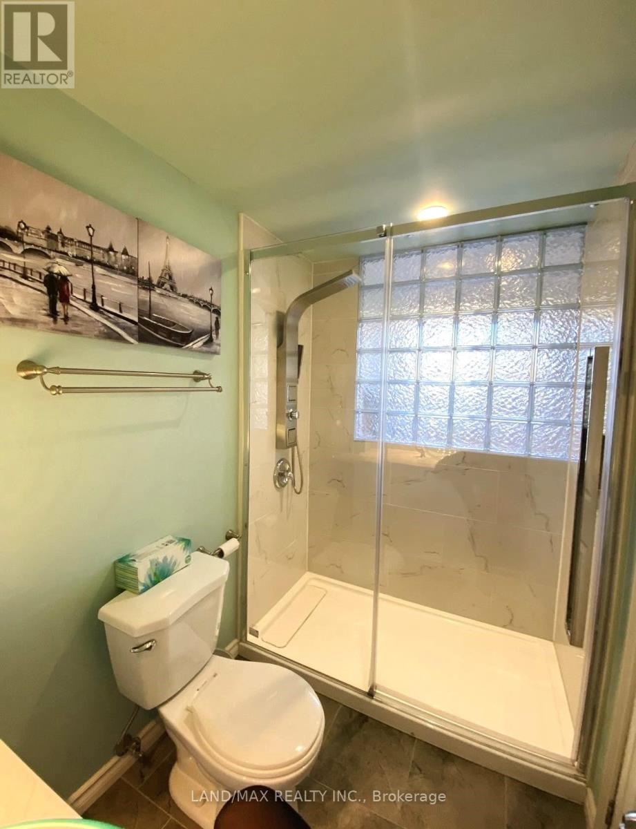 Photo 25 of 50 Charleswood Circle, Brampton ON