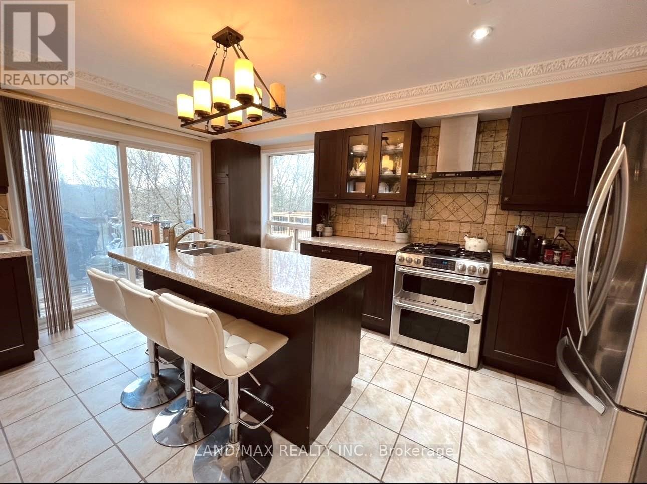 Photo 5 of 50 Charleswood Circle, Brampton ON