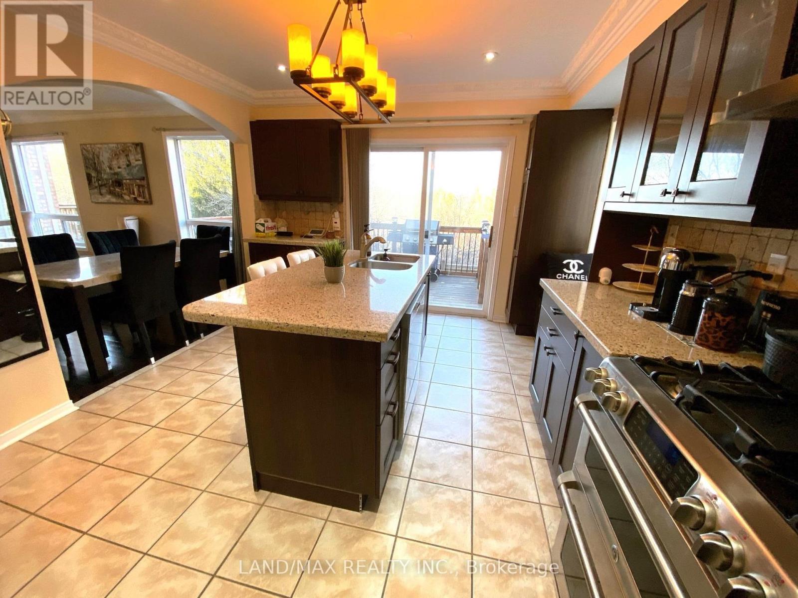 Photo 6 of 50 Charleswood Circle, Brampton ON