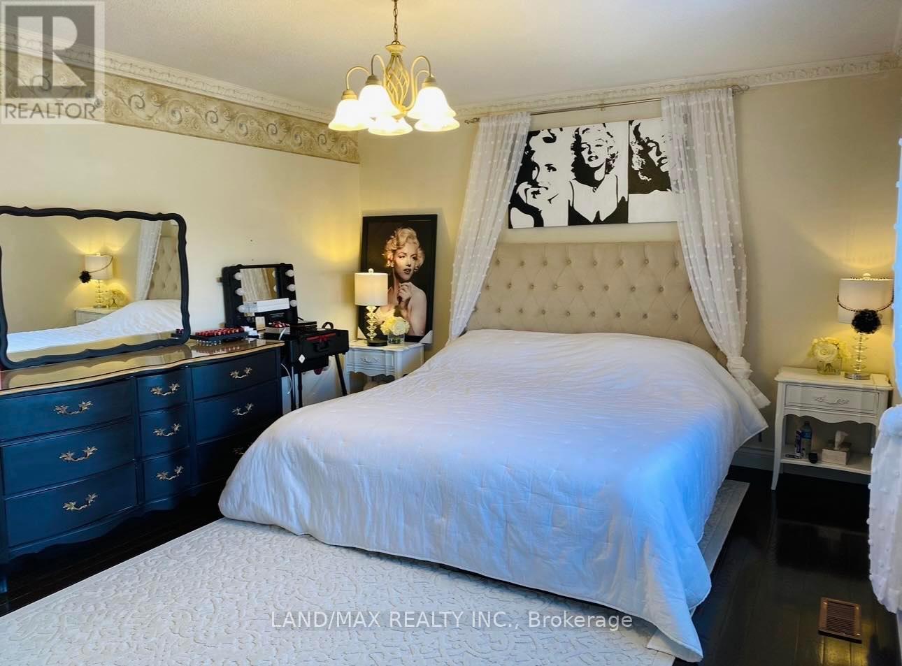 Photo 8 of 50 Charleswood Circle, Brampton ON