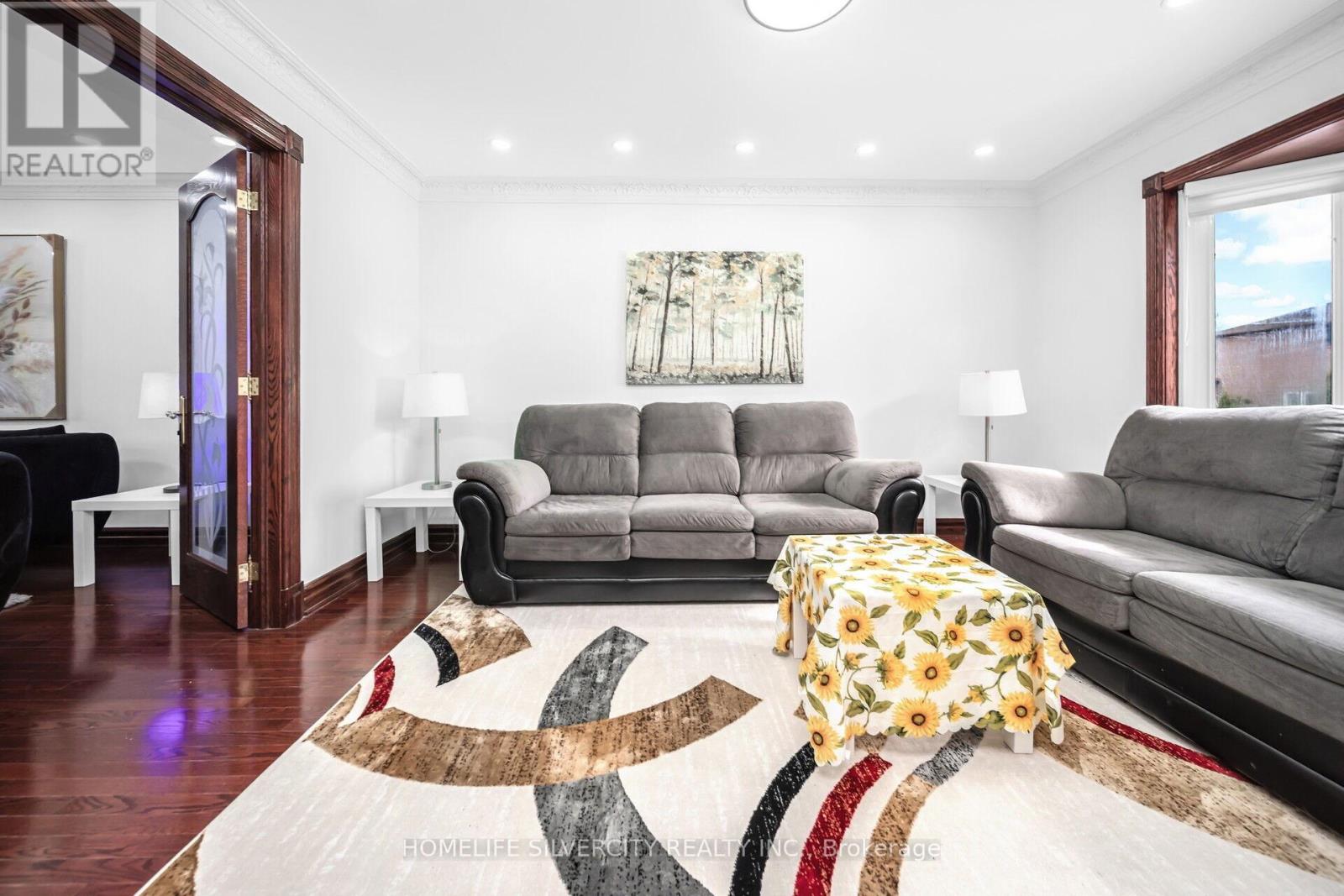 Photo 10 of 14 Rembrandt Crescent, Brampton ON