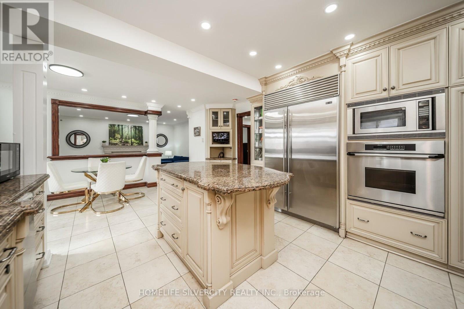 Photo 11 of 14 Rembrandt Crescent, Brampton ON
