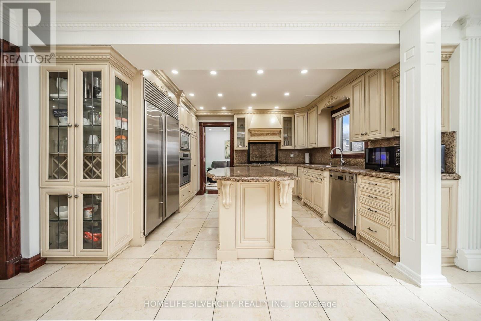 Photo 15 of 14 Rembrandt Crescent, Brampton ON