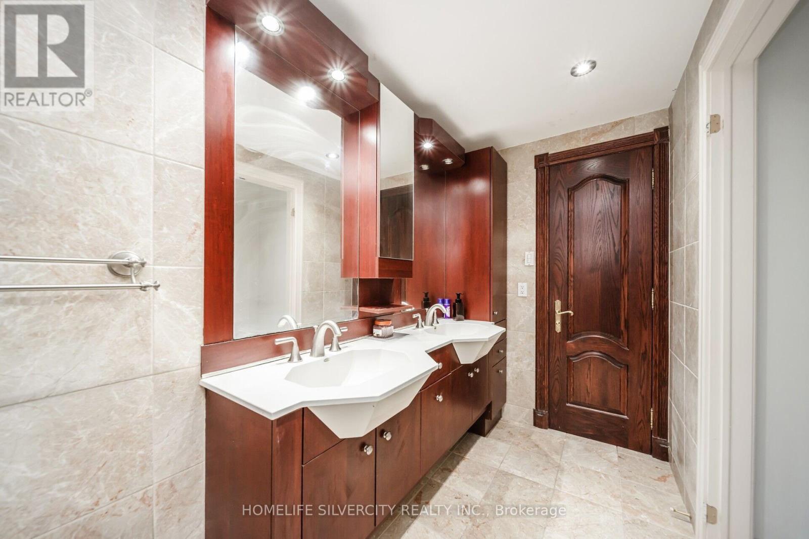 Photo 31 of 14 Rembrandt Crescent, Brampton ON