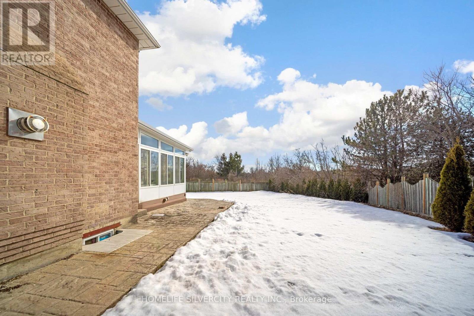 Photo 35 of 14 Rembrandt Crescent, Brampton ON