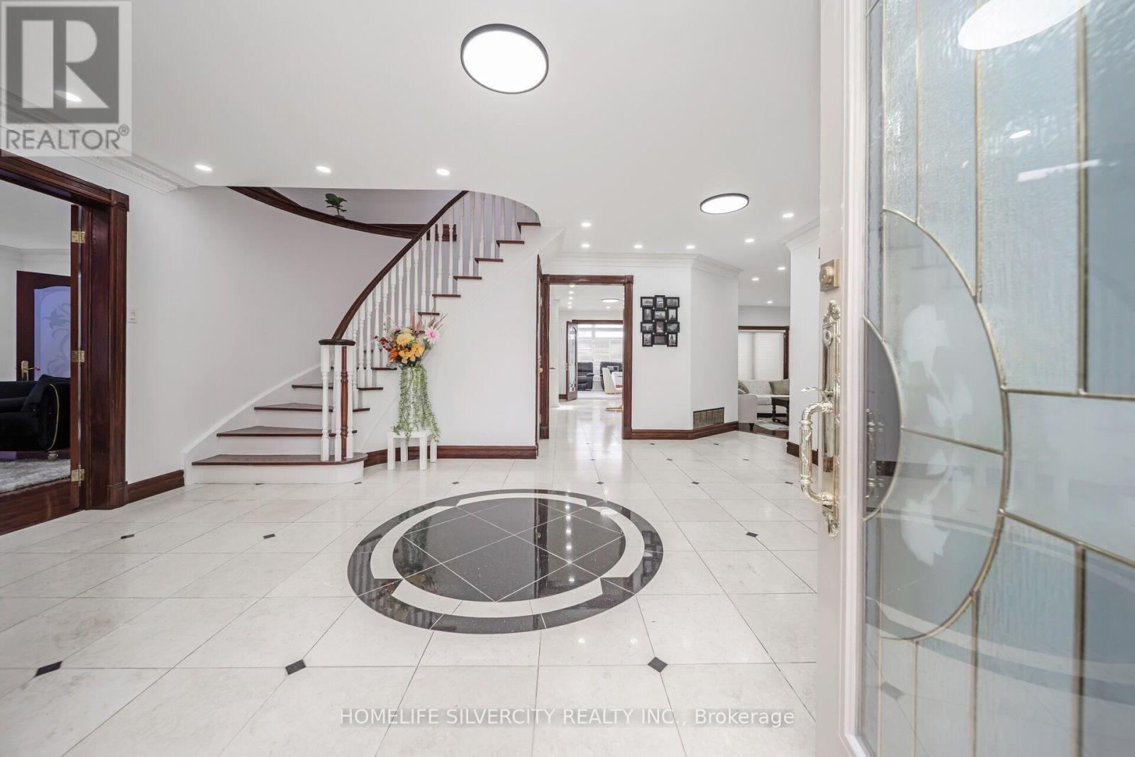 Photo 4 of 14 Rembrandt Crescent, Brampton ON