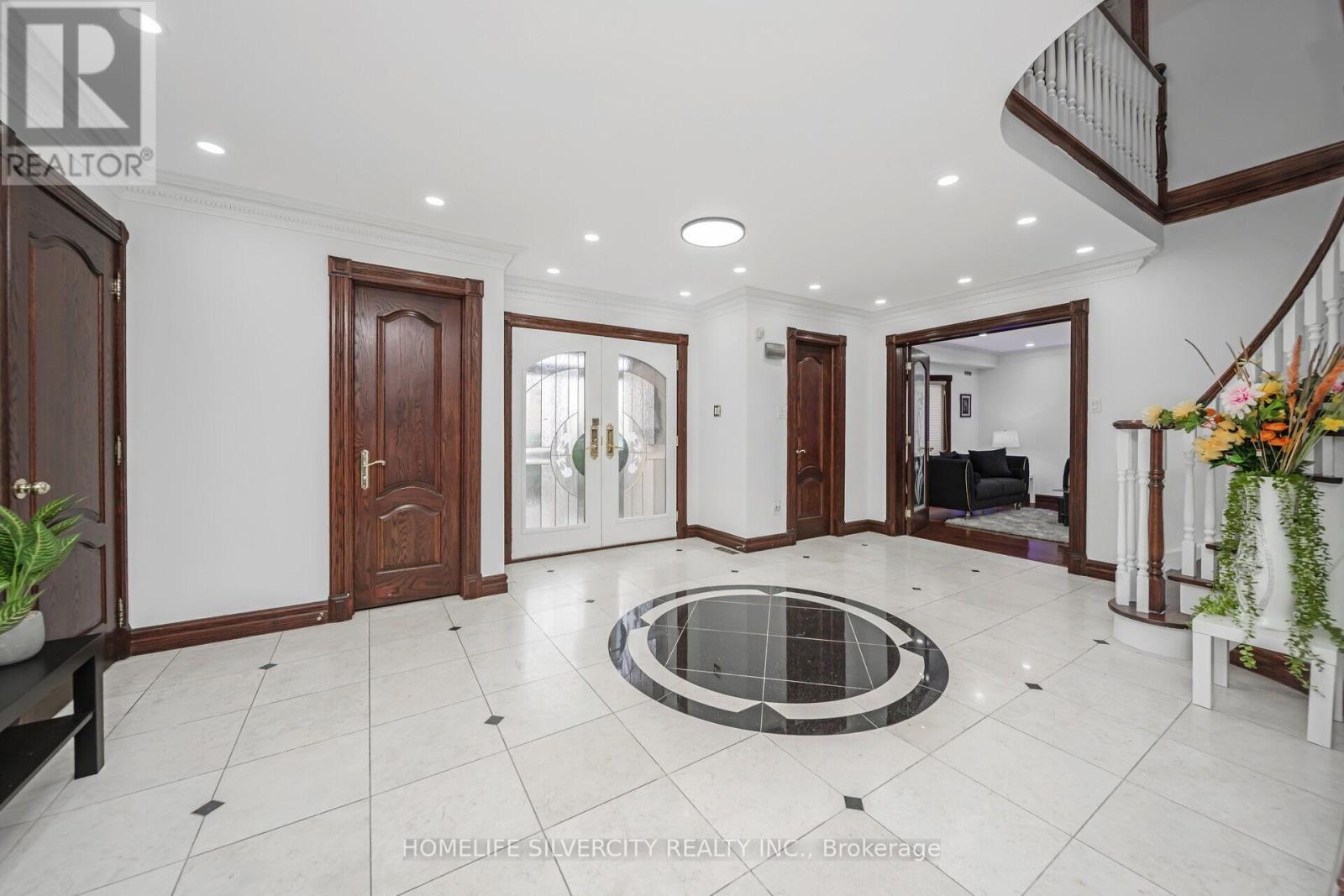 Photo 5 of 14 Rembrandt Crescent, Brampton ON