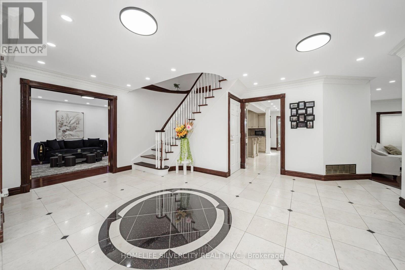 Photo 6 of 14 Rembrandt Crescent, Brampton ON