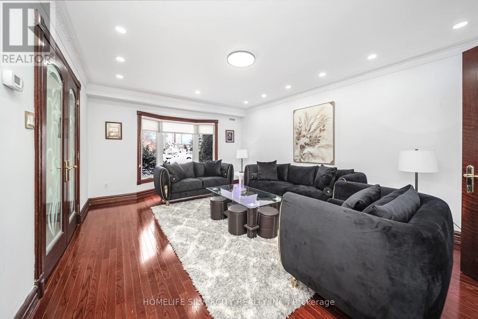 Photo 8 of 14 Rembrandt Crescent, Brampton ON
