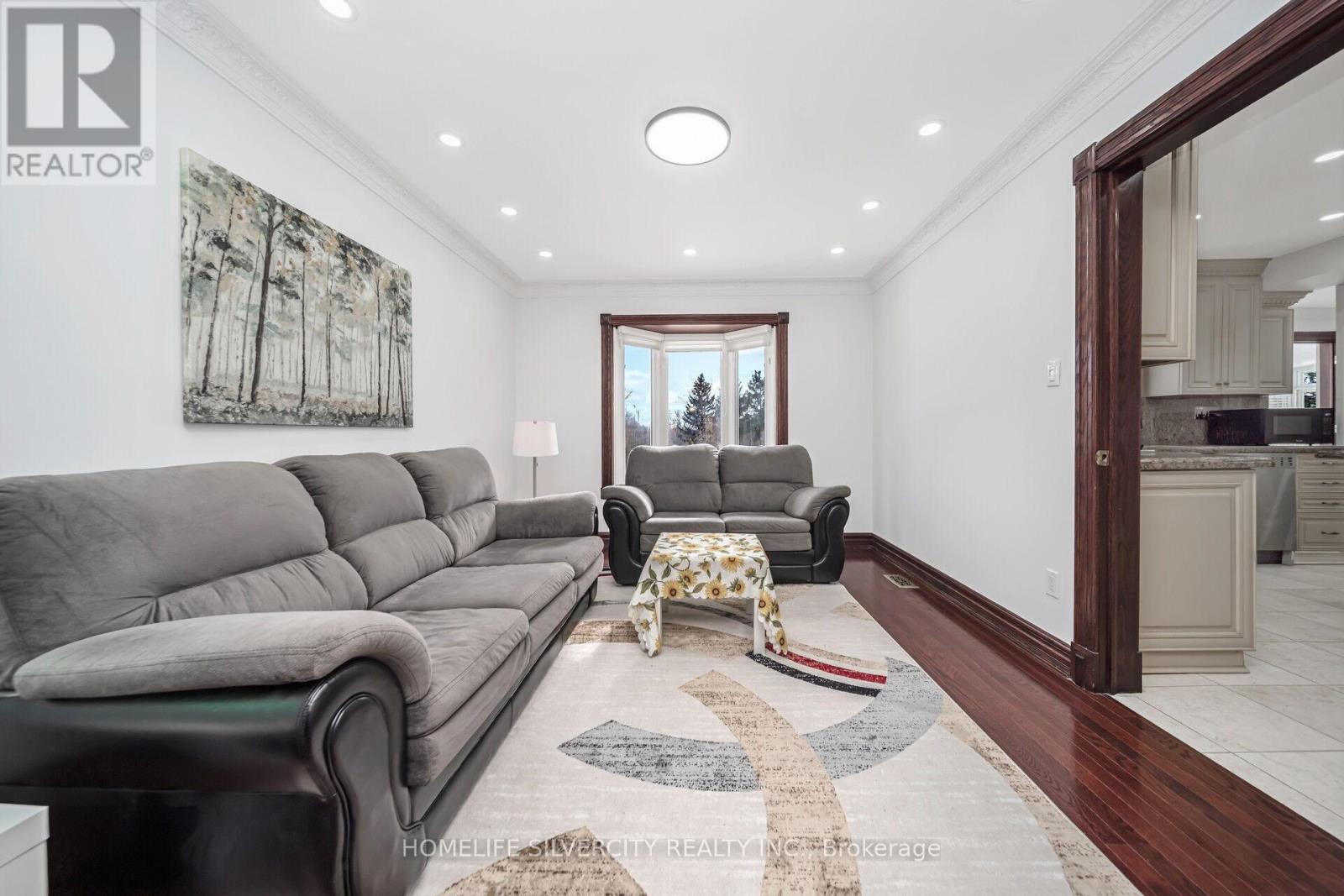 Photo 9 of 14 Rembrandt Crescent, Brampton ON