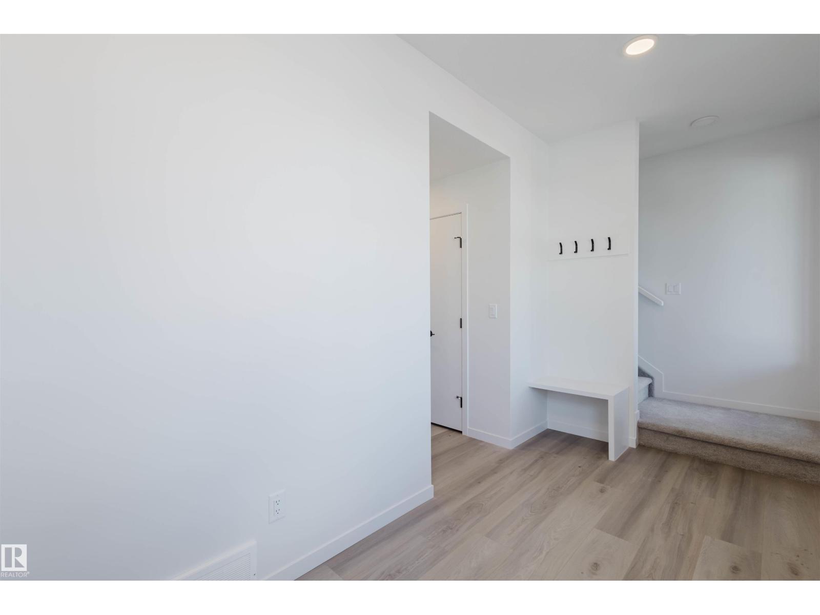 Photo 2 of 427 32 St Sw, Edmonton AB
