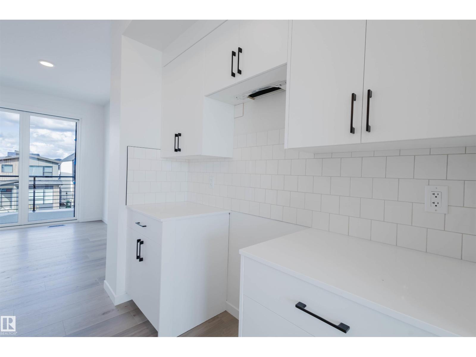 Photo 5 of 427 32 St Sw, Edmonton AB