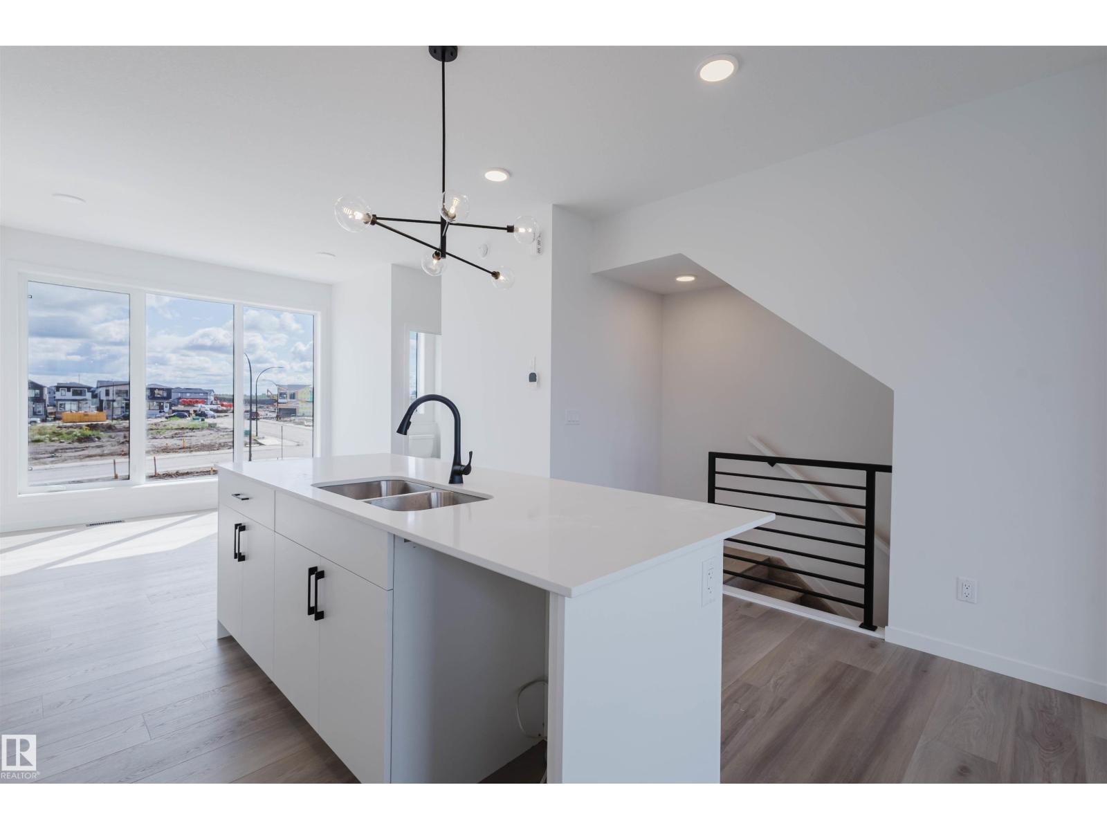 Photo 7 of 427 32 St Sw, Edmonton AB