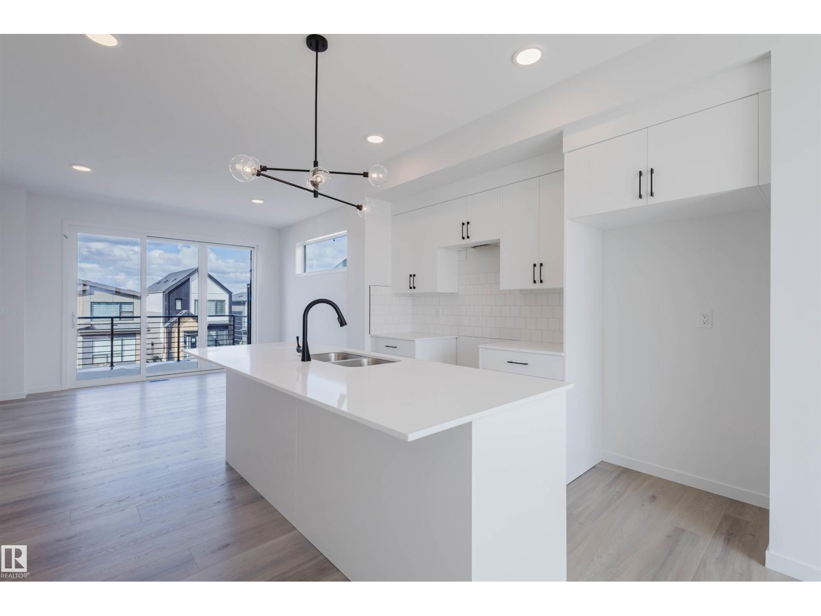 Photo 4 of 427 32 St Sw, Edmonton AB