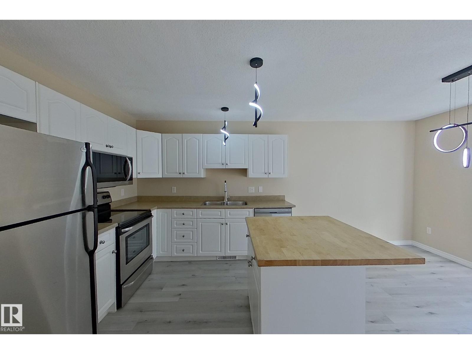 Photo 8 of 4 16777 91 St Nw, Edmonton AB