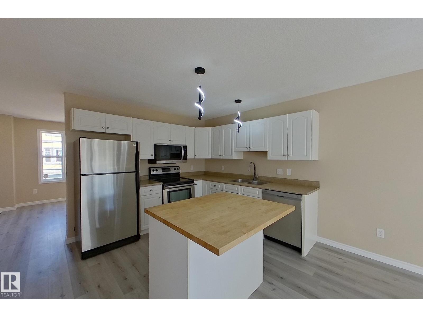 Photo 9 of 4 16777 91 St Nw, Edmonton AB