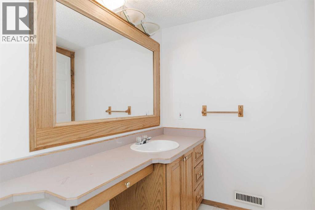 Photo 31 of 293 Ball Place, Fort Mcmurray AB
