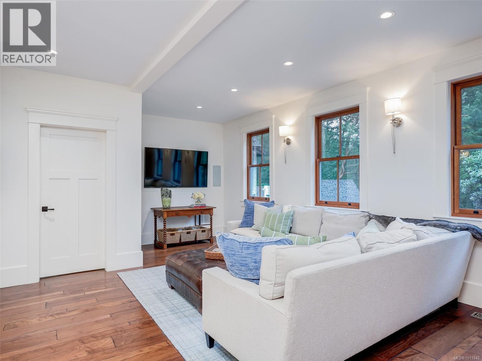  643 Southwood Drive, Highlands