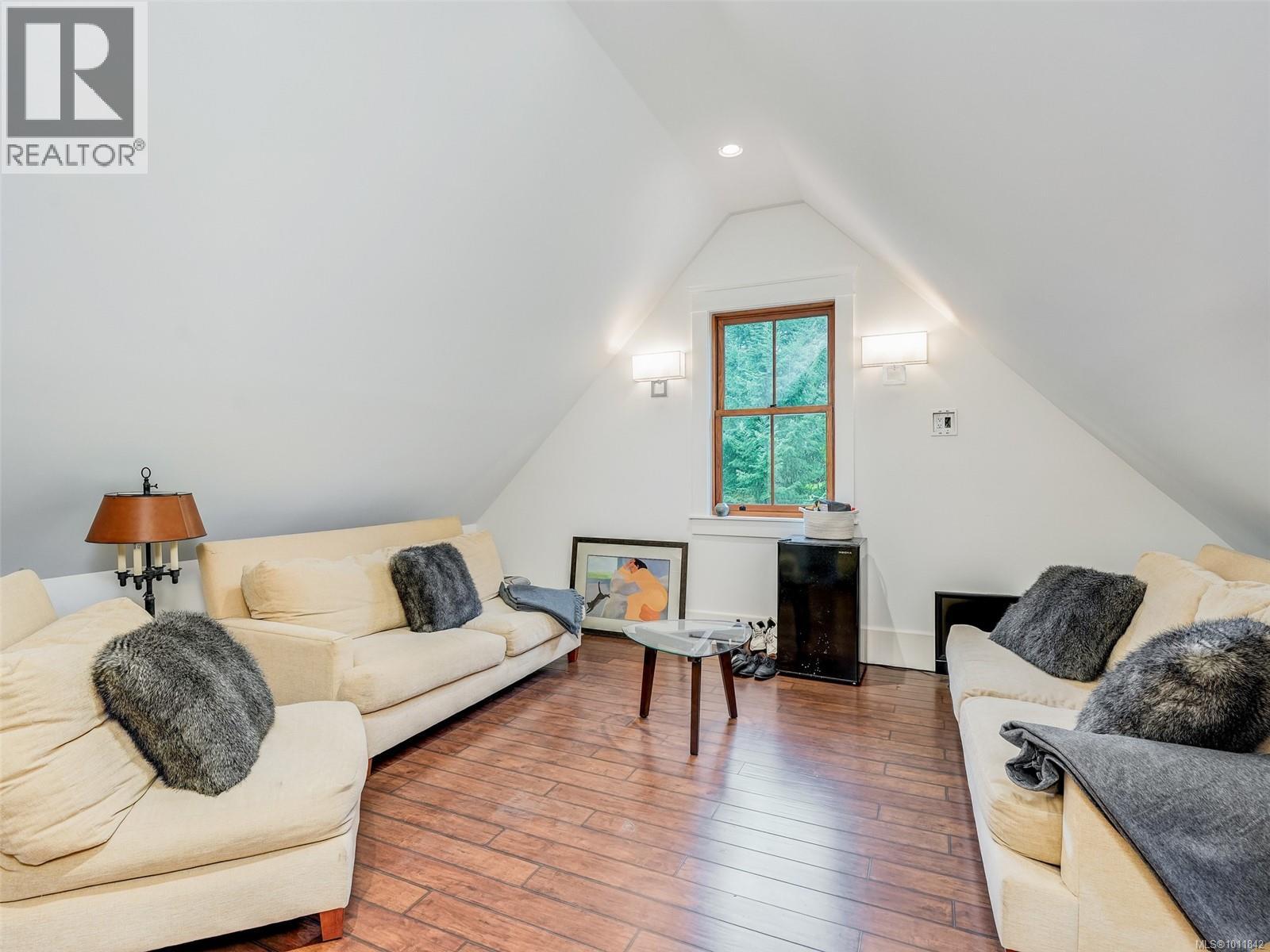  643 Southwood Drive, Highlands
