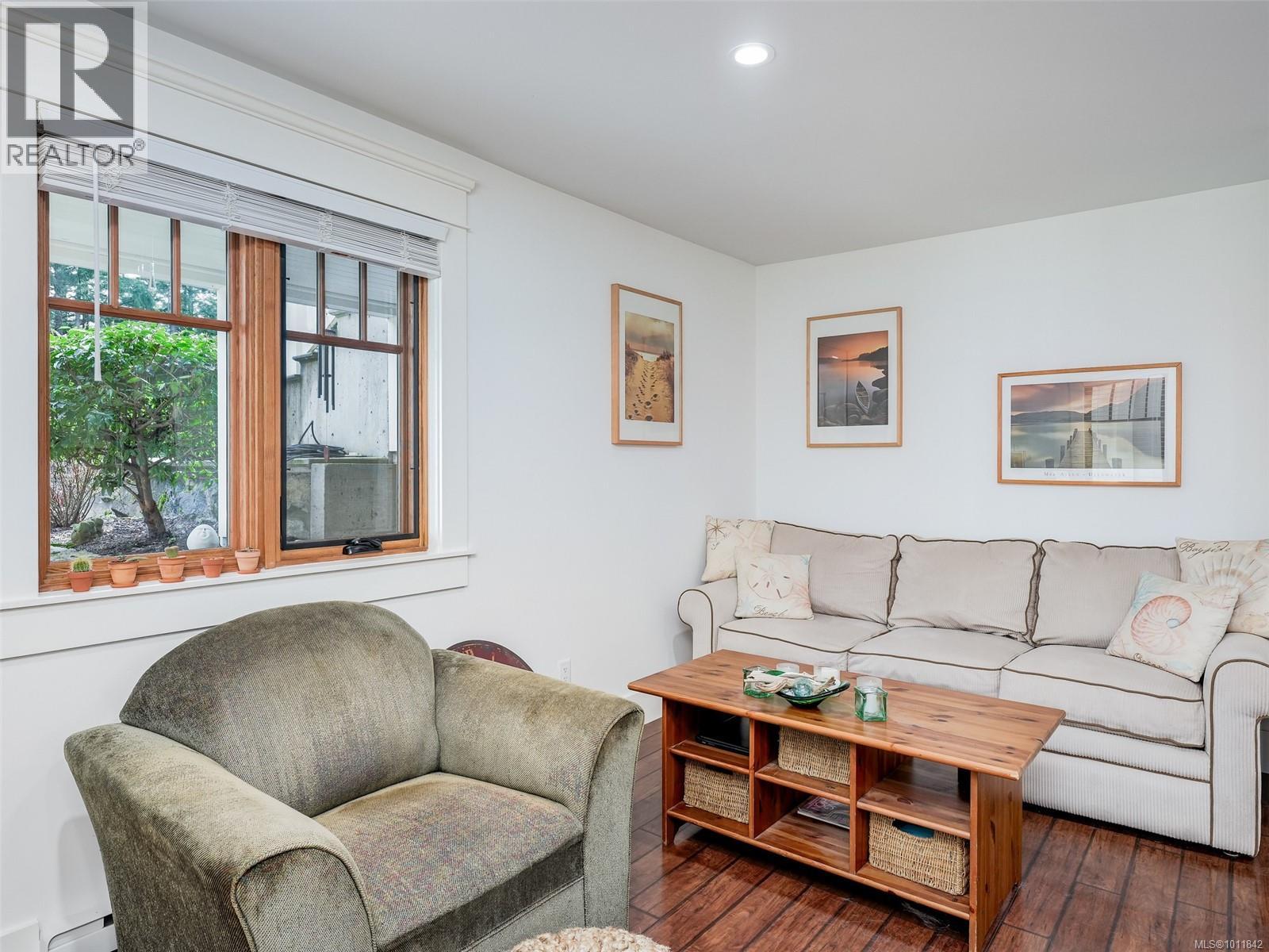  643 Southwood Drive, Highlands