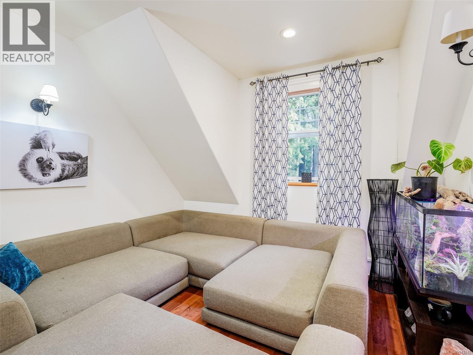  643 Southwood Drive, Highlands