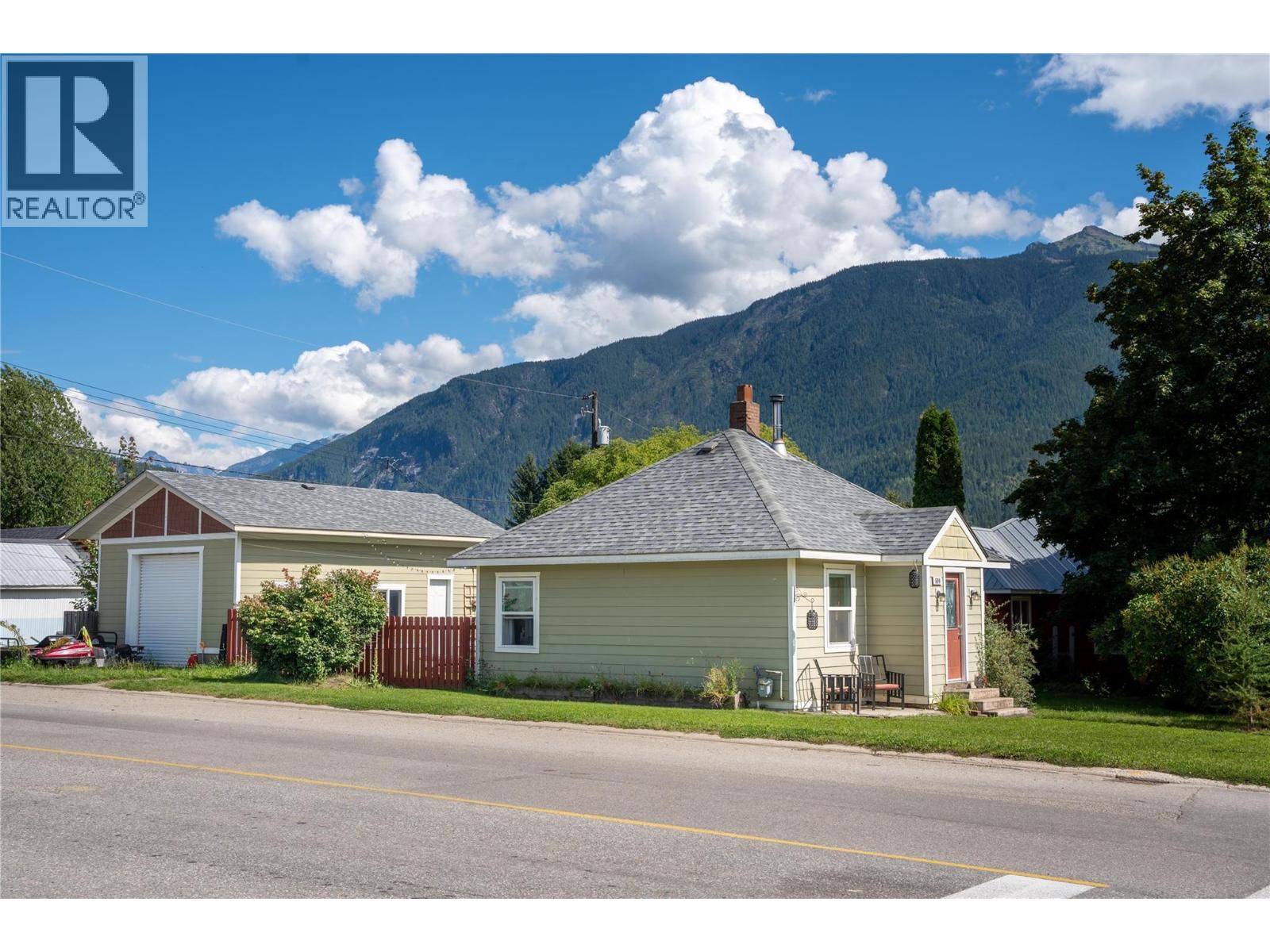 600 Eighth Street E, Revelstoke