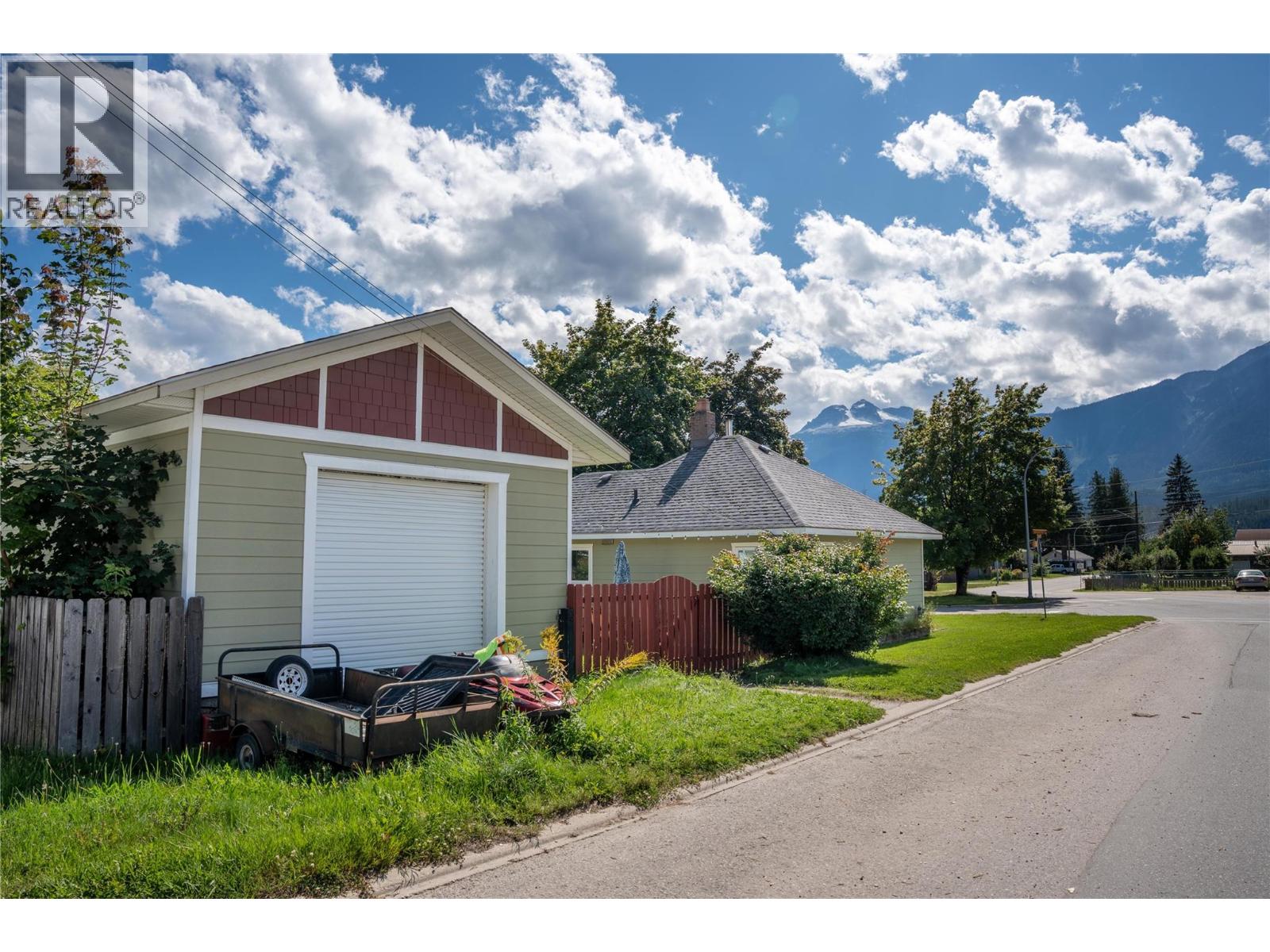 600 Eighth Street E, Revelstoke