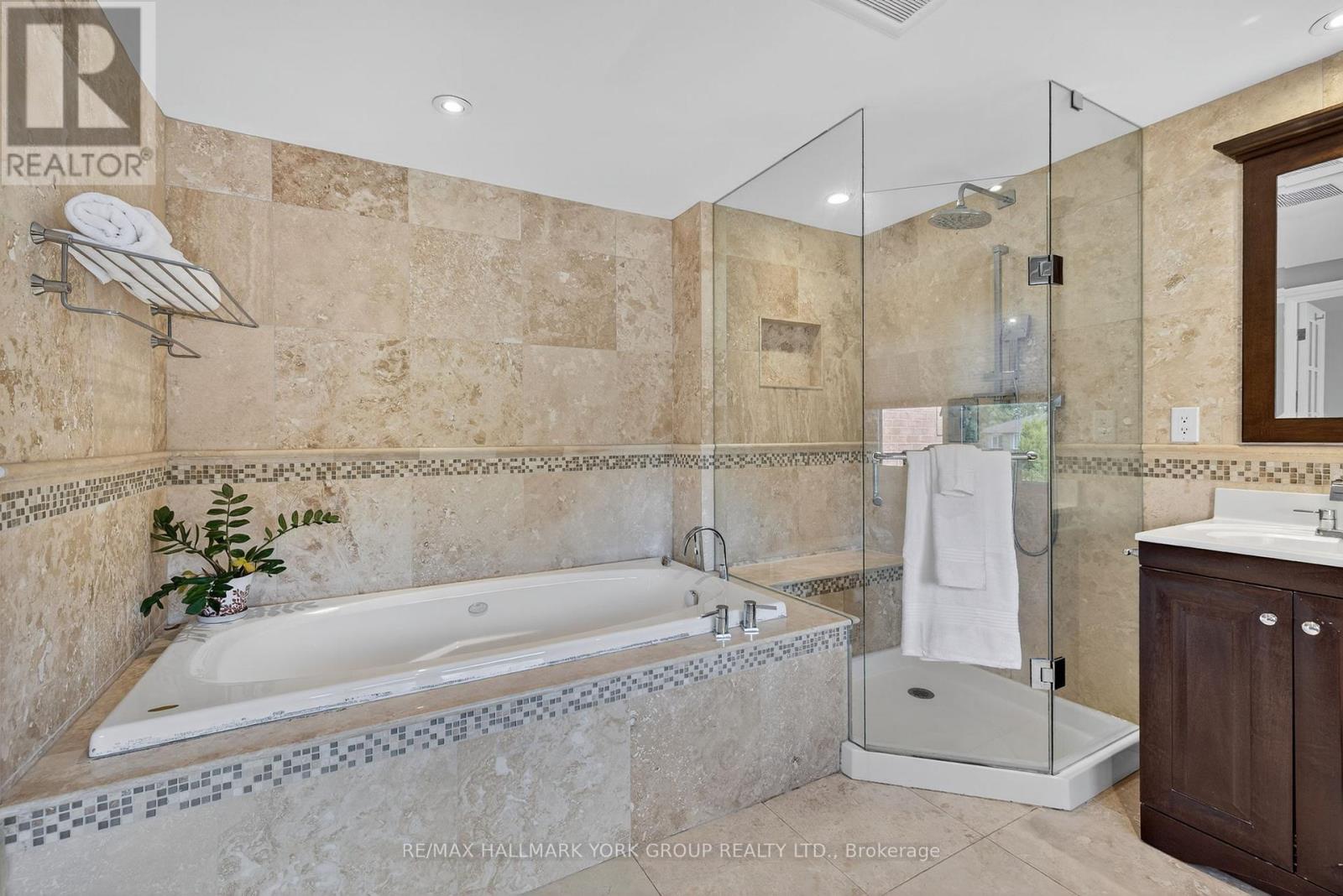 Photo 14 of 264 Mccaffrey Road, Newmarket ON