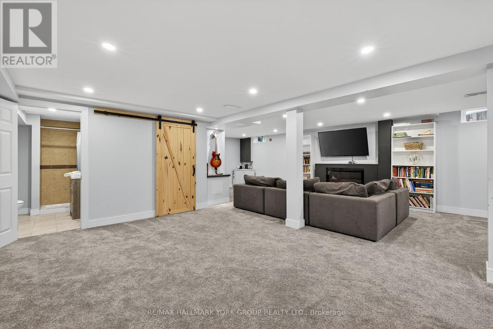 Photo 18 of 264 Mccaffrey Road, Newmarket ON