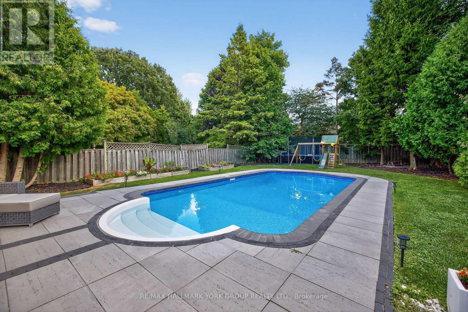 Photo 6 of 264 Mccaffrey Road, Newmarket ON