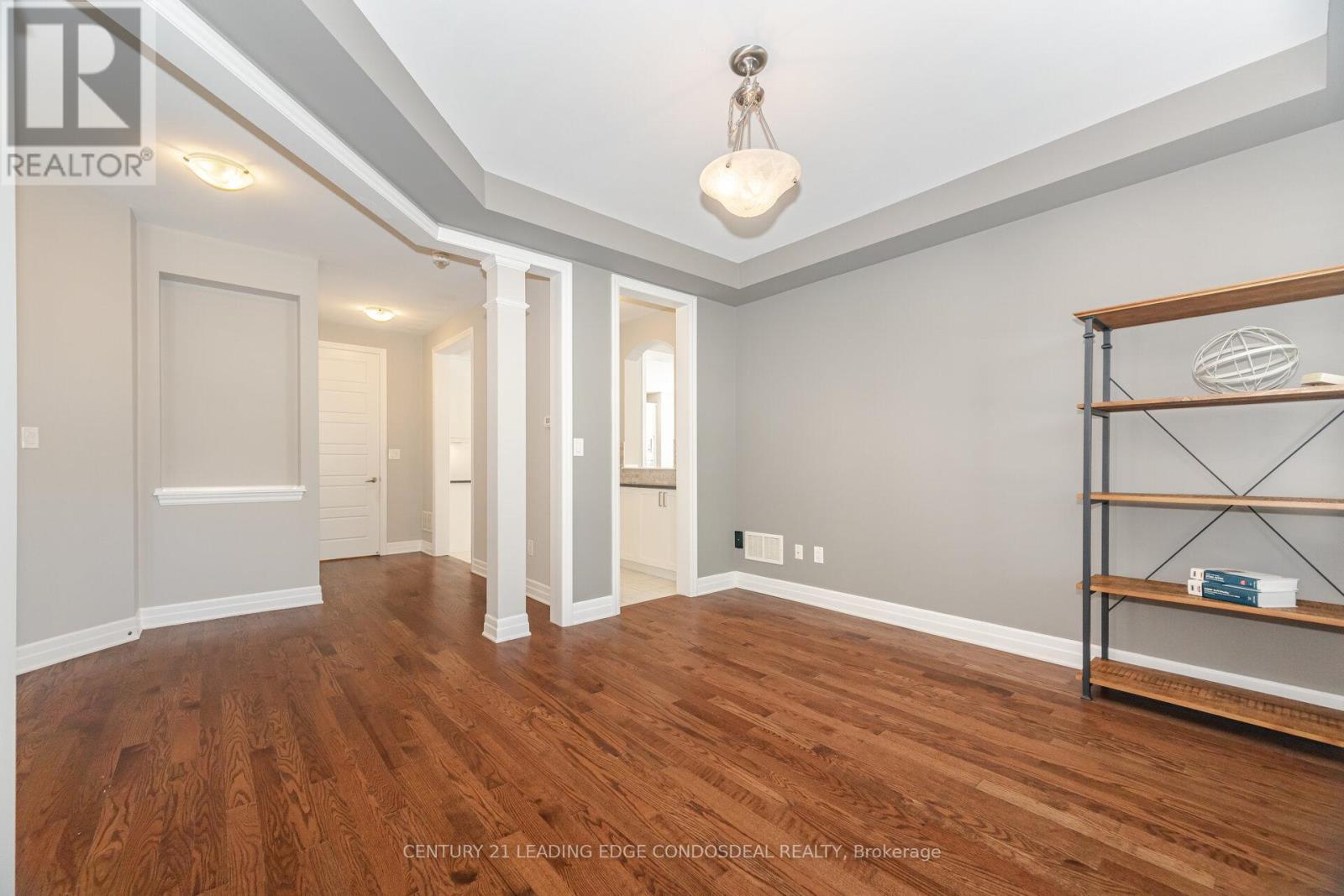 Photo 11 of 65 Novan Crescent, Aurora ON