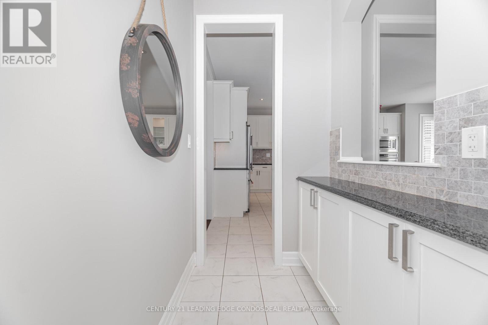 Photo 12 of 65 Novan Crescent, Aurora ON