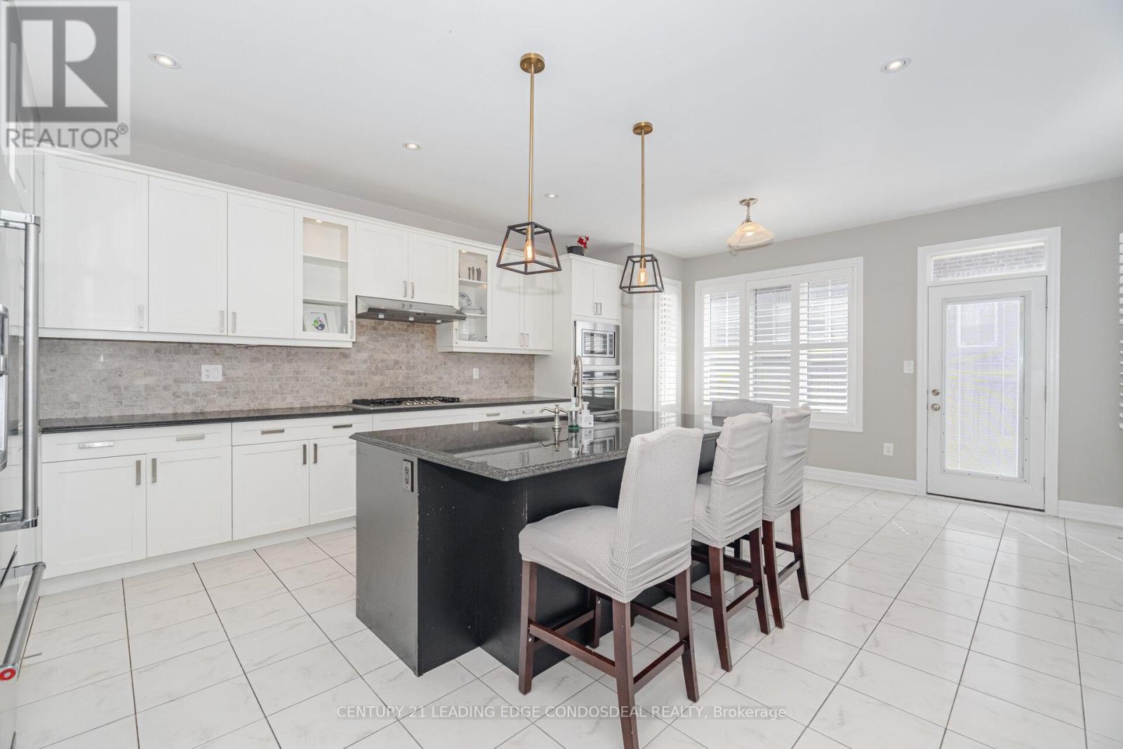Photo 13 of 65 Novan Crescent, Aurora ON
