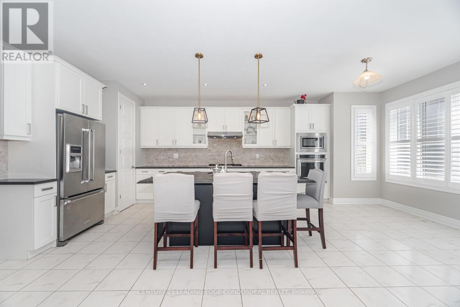 Photo 14 of 65 Novan Crescent, Aurora ON