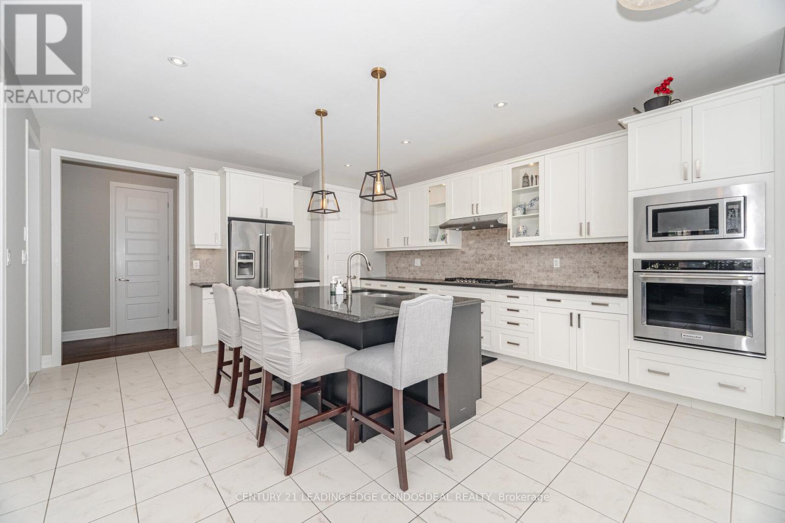 Photo 15 of 65 Novan Crescent, Aurora ON