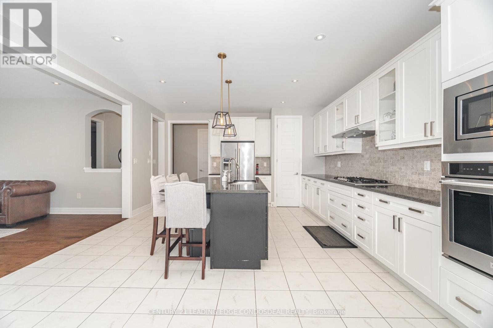Photo 16 of 65 Novan Crescent, Aurora ON