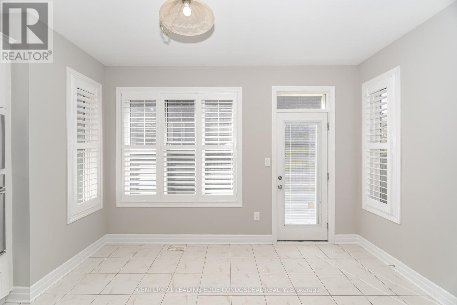 Photo 18 of 65 Novan Crescent, Aurora ON