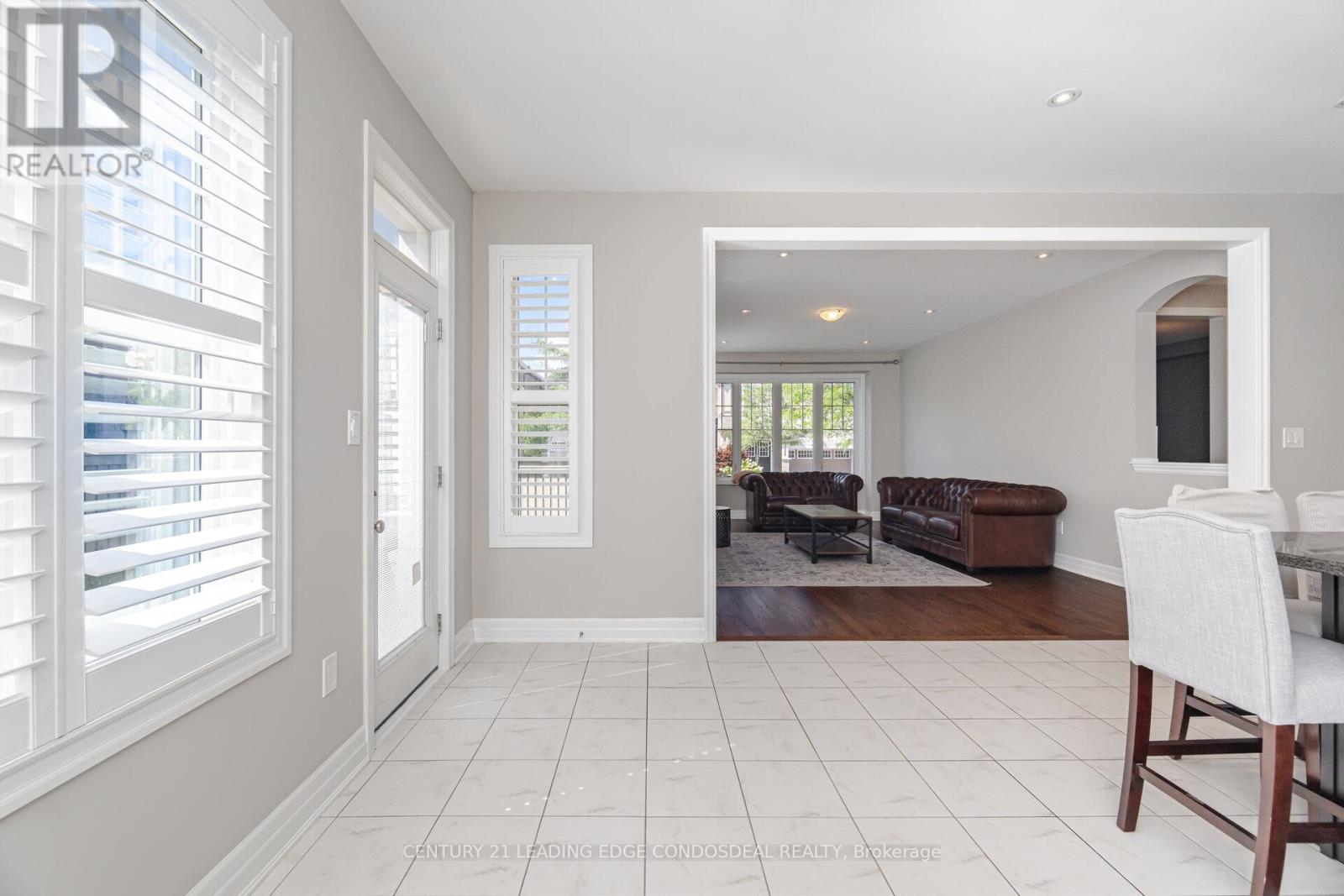 Photo 19 of 65 Novan Crescent, Aurora ON