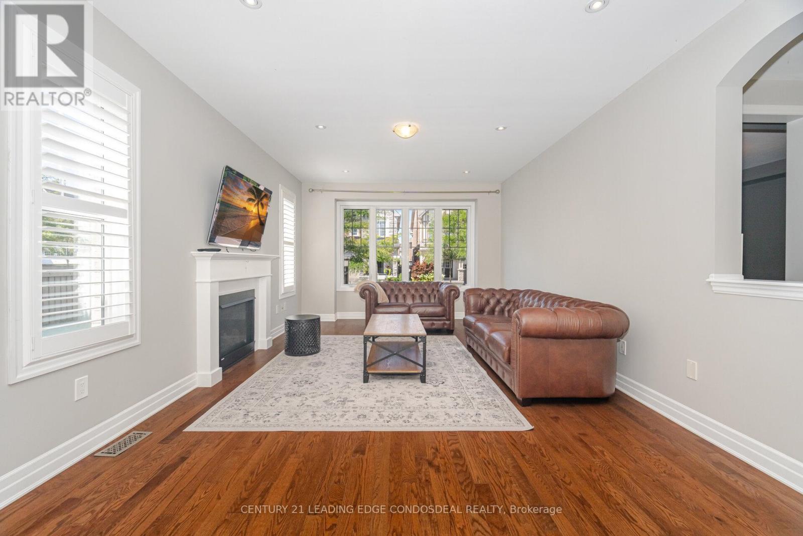 Photo 20 of 65 Novan Crescent, Aurora ON