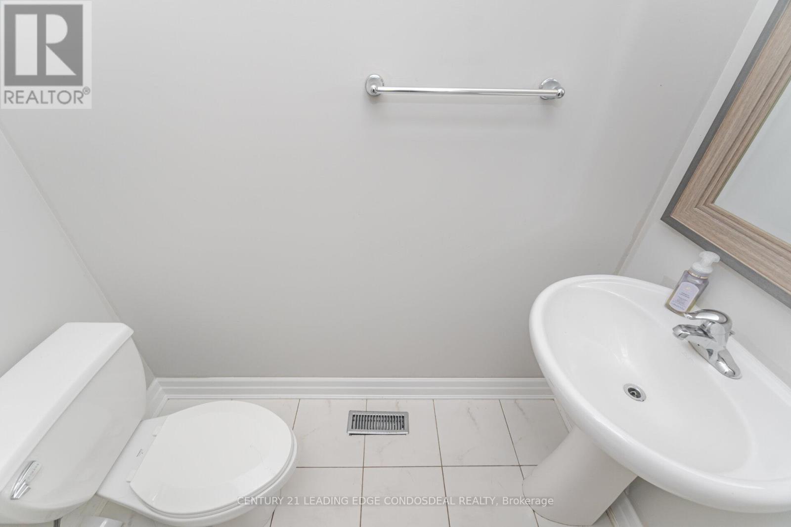 Photo 25 of 65 Novan Crescent, Aurora ON